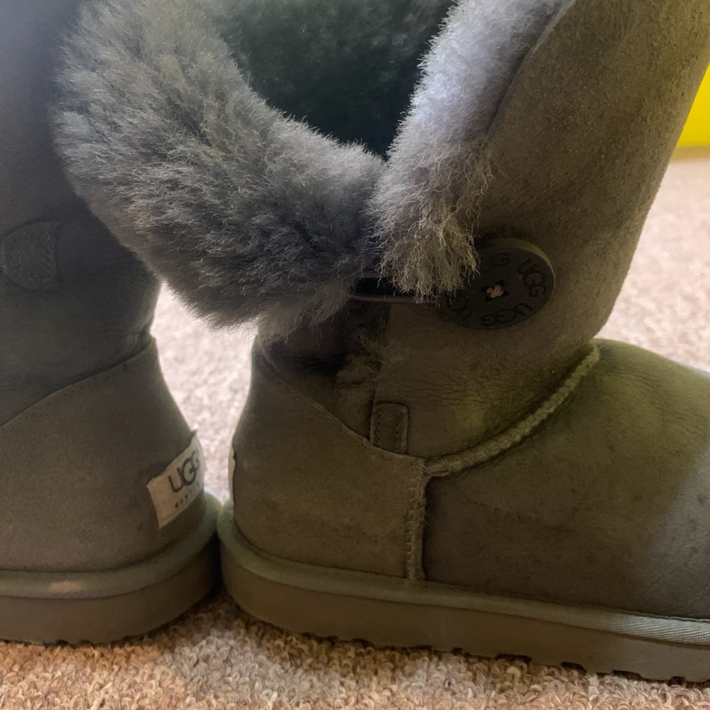 bailey button GREY uggs - Picture 8 of 9